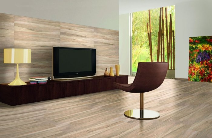 Гостиная с ламинатом на стене