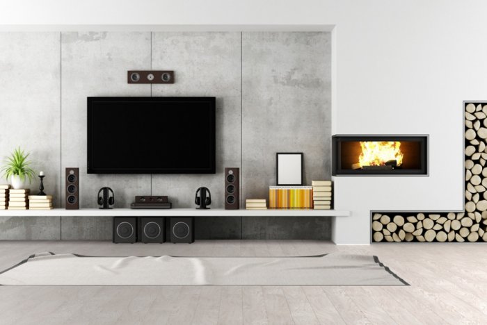 Телевизор на камине в гостиной