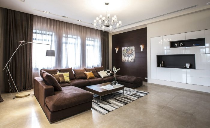 Интерьер гостиной с темным полом