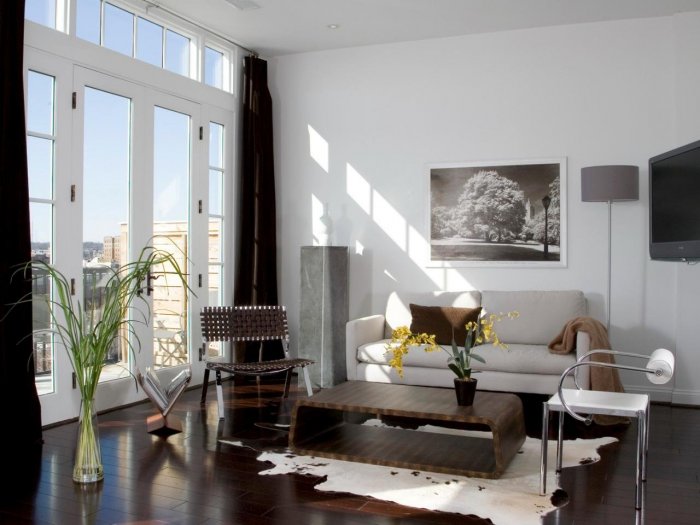 Белые стены темный пол в интерьере