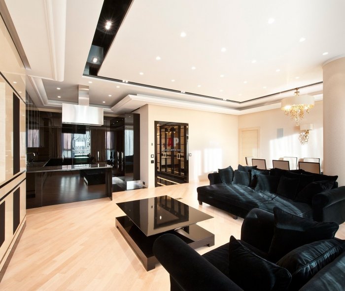 Кухня гостиная с темными полами