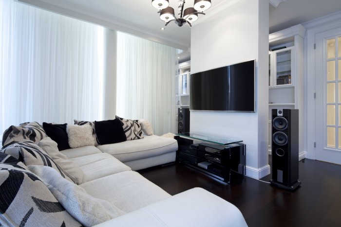 Темный пол в маленькой квартире