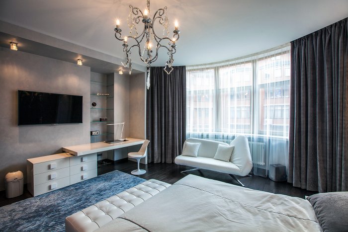 Интерьер комнаты с темными шторами