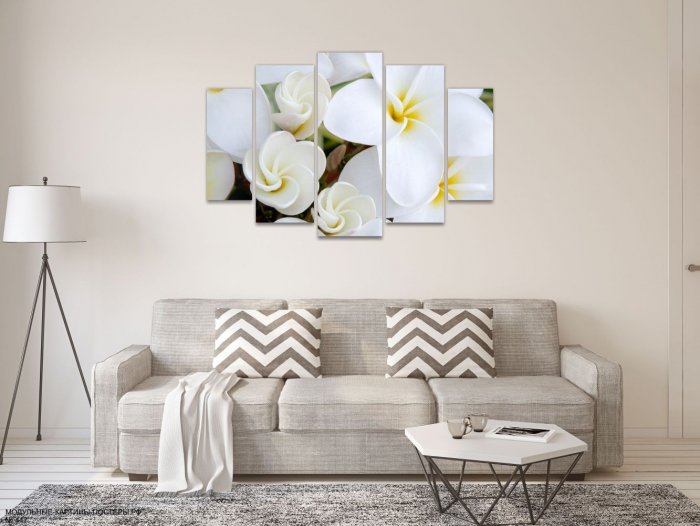 Модульные картины на белой стене