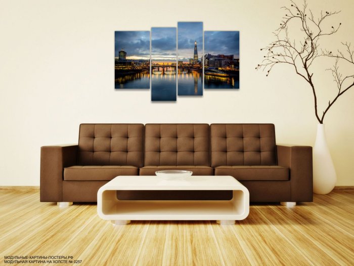 Модульные картины в интерьере гостиной над диваном