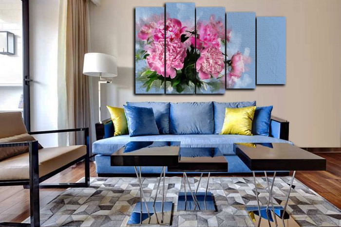 Гостиная в серых тонах с картиной пионы