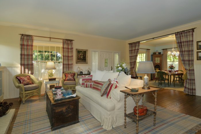 Интерьер гостиной в деревне