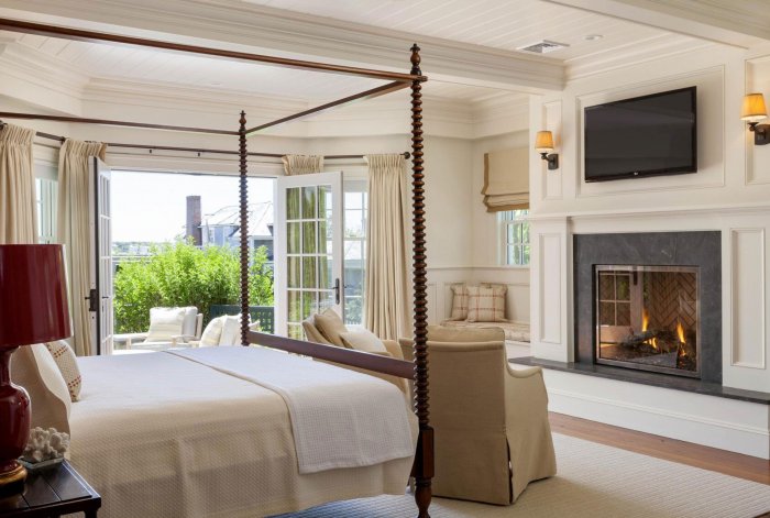Спальни с камином в загородном доме
