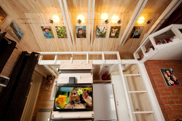 Интерьер мини дома с антресолью