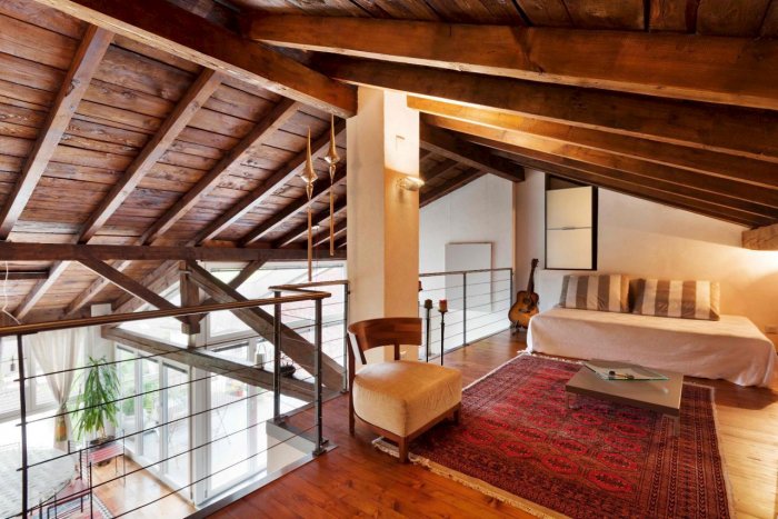 Деревянный дом без потолка