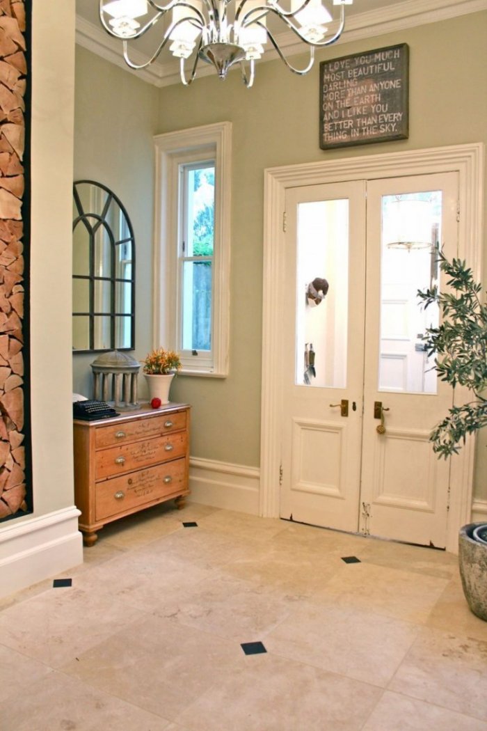 Просторная прихожая в частном доме