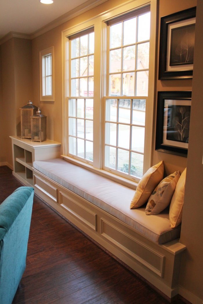 Прихожая с окном в частном доме