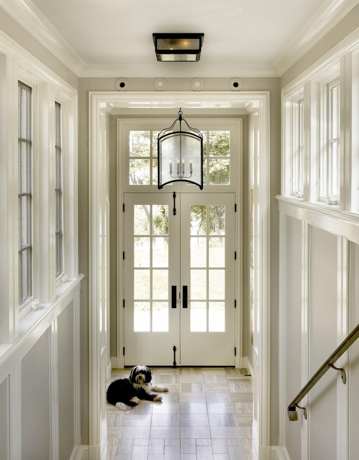 Дизайн прихожей с окном