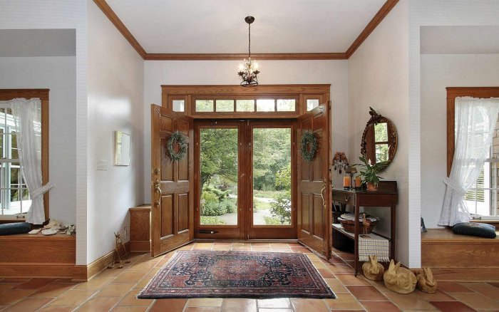 Интерьер прихожей в частном доме с окном