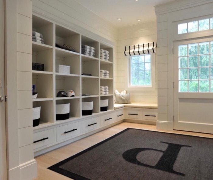 Прихожая с окном в частном доме