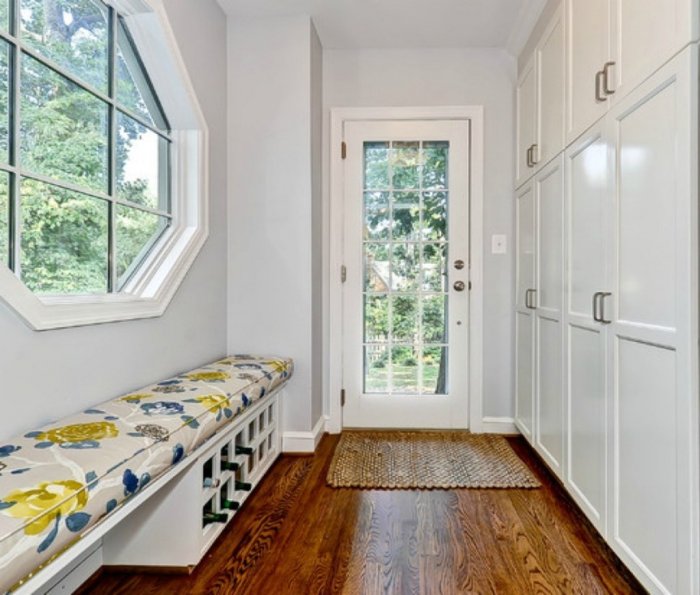 Узкая прихожая с окном