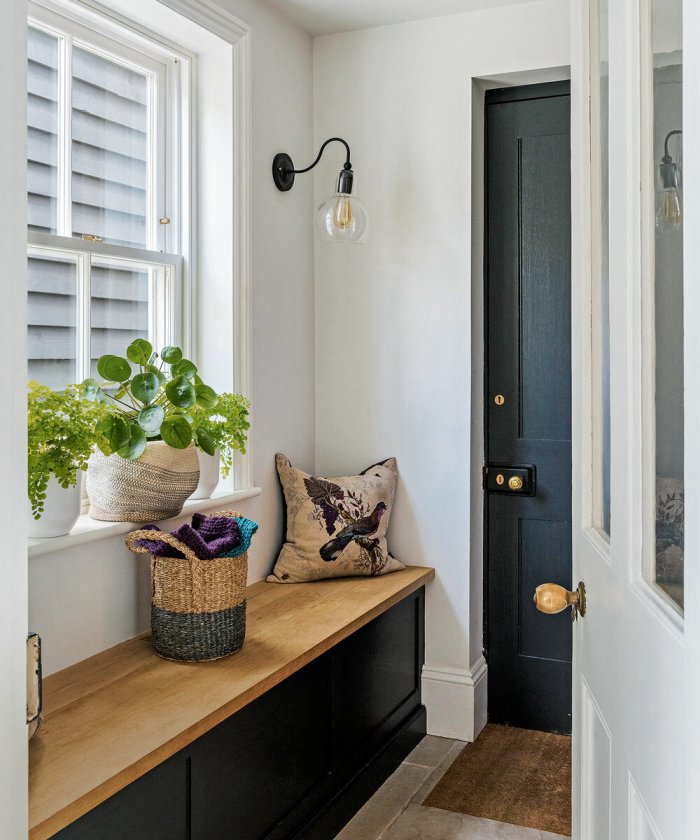 Прихожая с большим окном