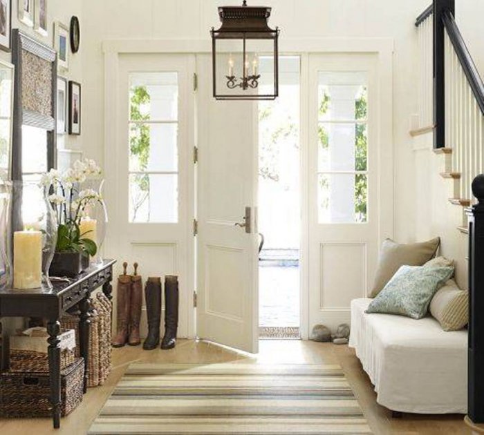 Прихожая с окном в скандинавском стиле
