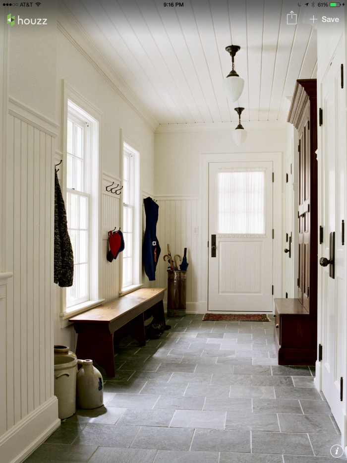 Узкая прихожая в частном доме