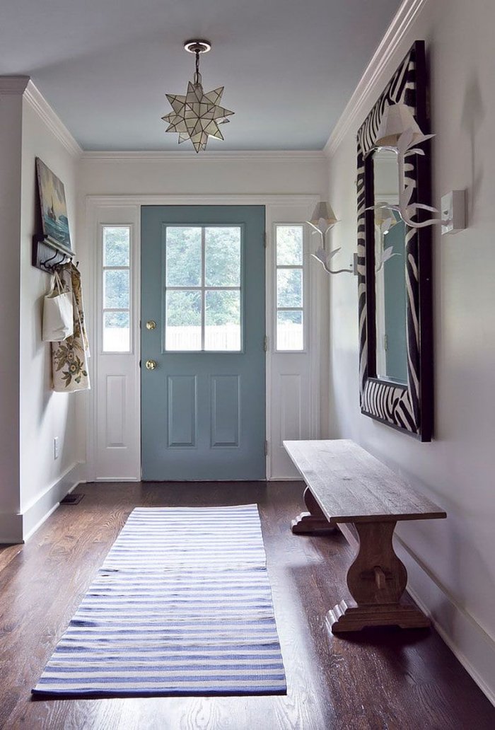 Прихожая с окном