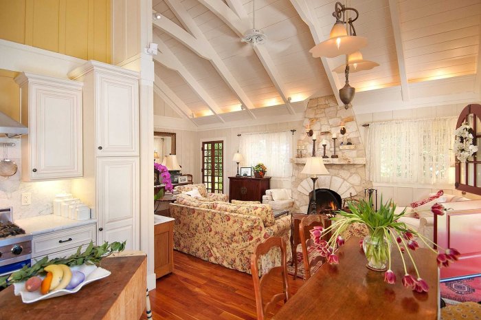 Потолок в доме в стиле Прованс
