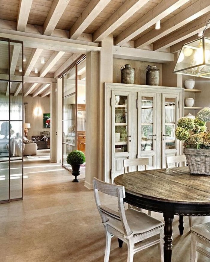 Потолок в стиле Прованс с балками