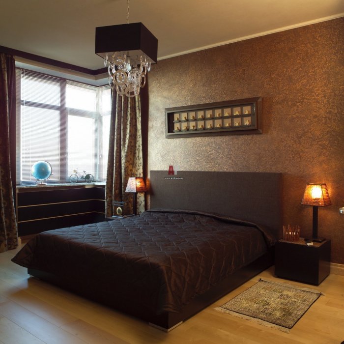 Интерьер спальни с темной мебелью