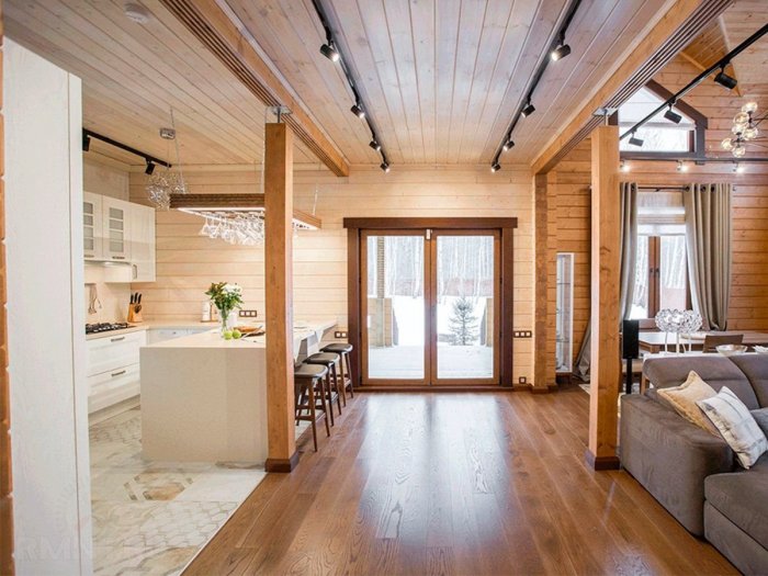 Трековые светильники в деревянном доме