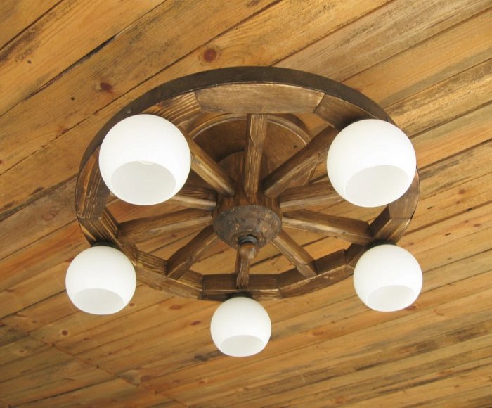 Деревянная люстра колесо