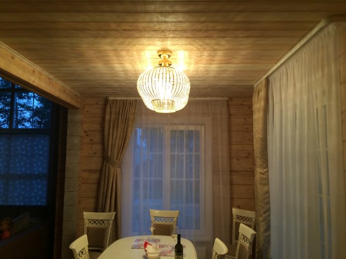 Хрустальная люстра в деревянном доме