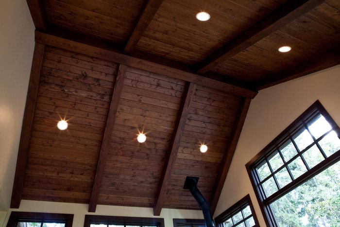 Потолок обшитый деревом