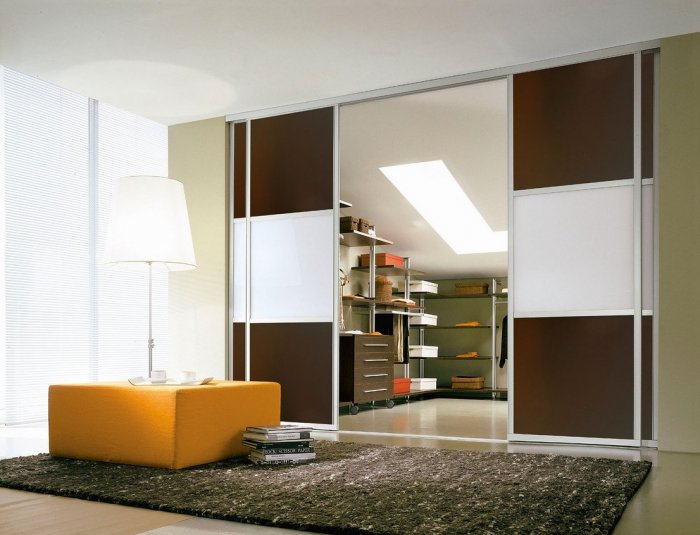 Шкаф купеидля зонирования