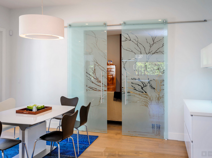 Цельностеклянные раздвижные двери