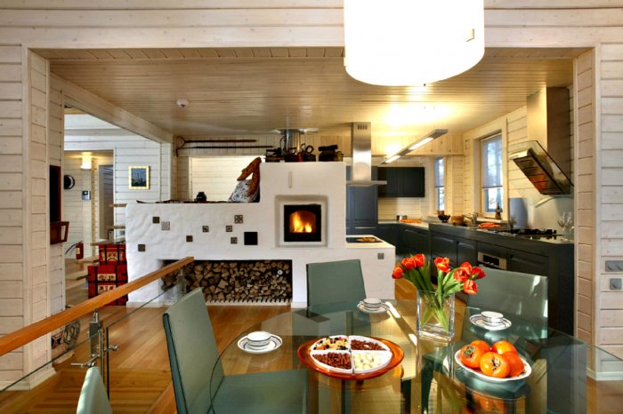 Кухня с печкой в деревянном доме