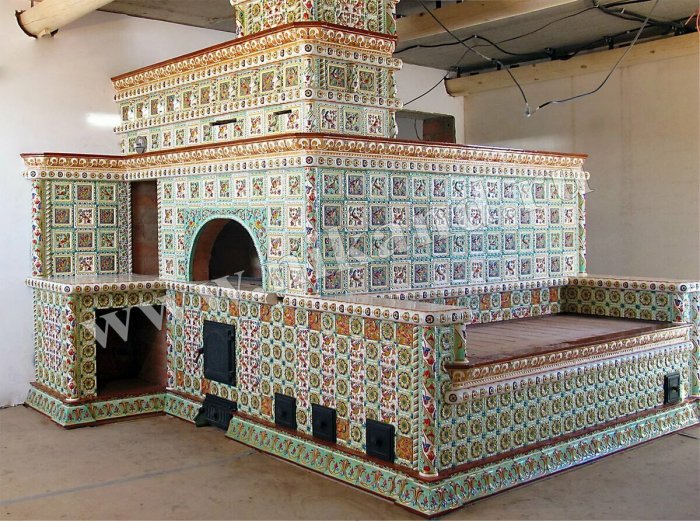 Каминопечь с лежанкой в изразцах