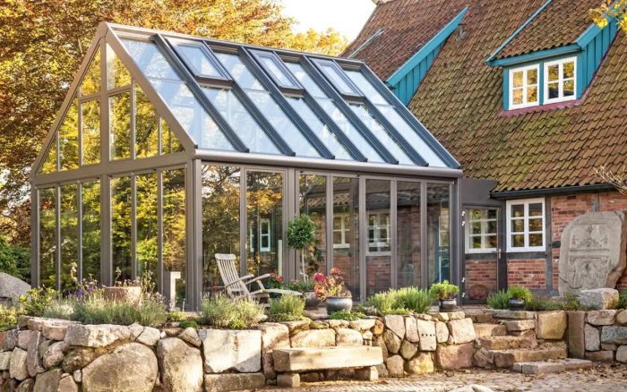 Стеклянная оранжерея пристроенная к дому
