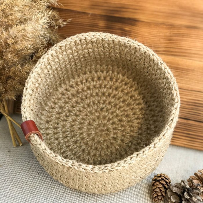 Овальная корзина из джута