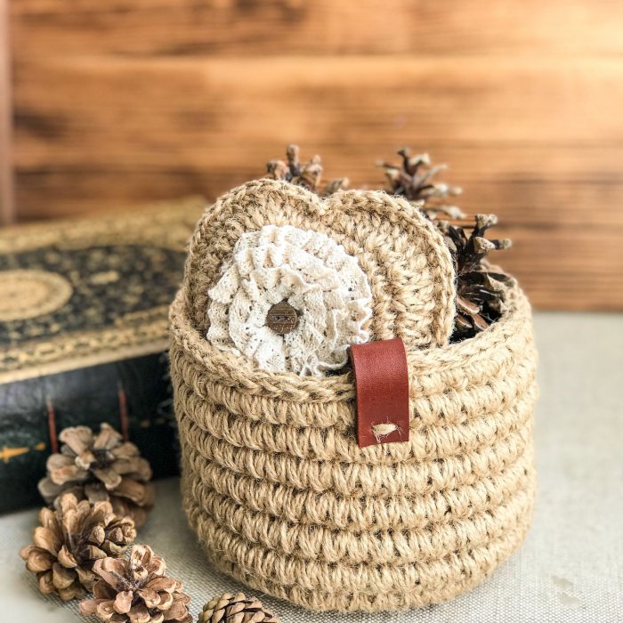 Плетеная корзина из джута