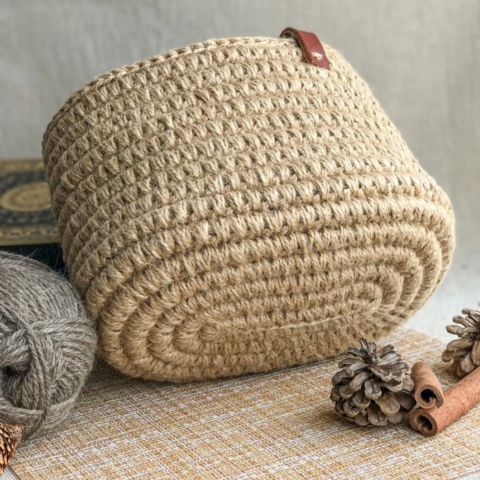 Вязаные корзины из джута
