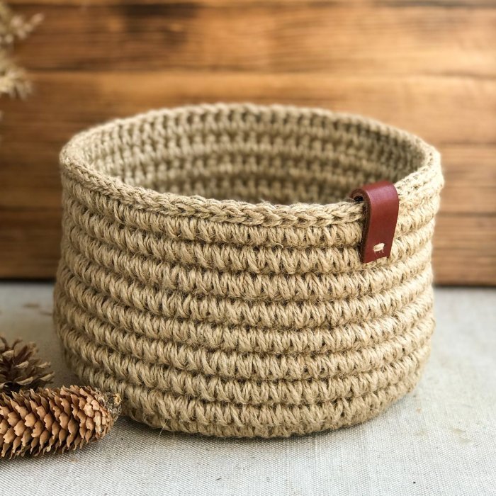 Плетеная корзина из джута