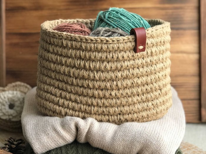 Овальная корзина из джута