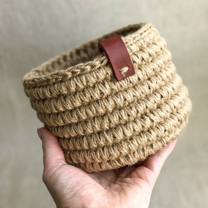 Вязаные корзины из джута