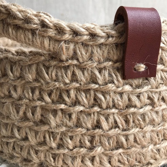 Круглая корзина из джута