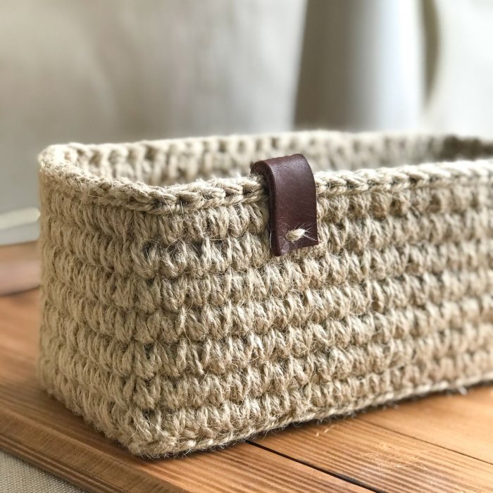 Прямоугольная корзинка из джута