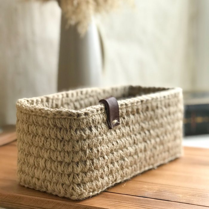 Прямоугольная корзинка из джута