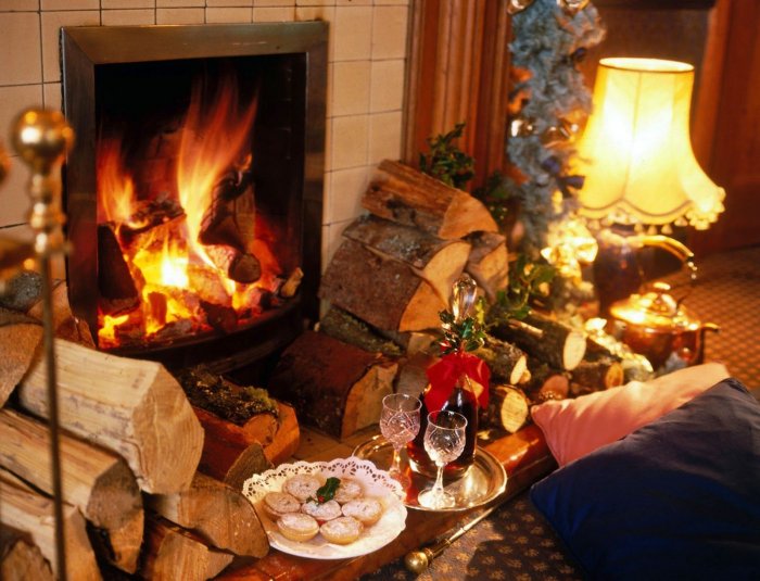 Уютный зимний домик камин