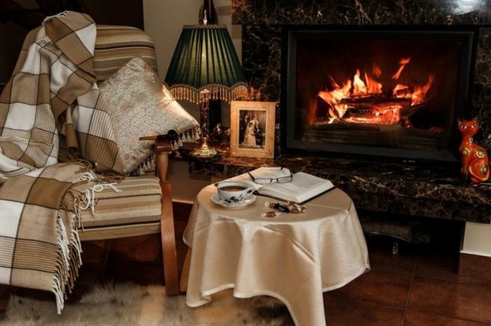 Камин плед чай