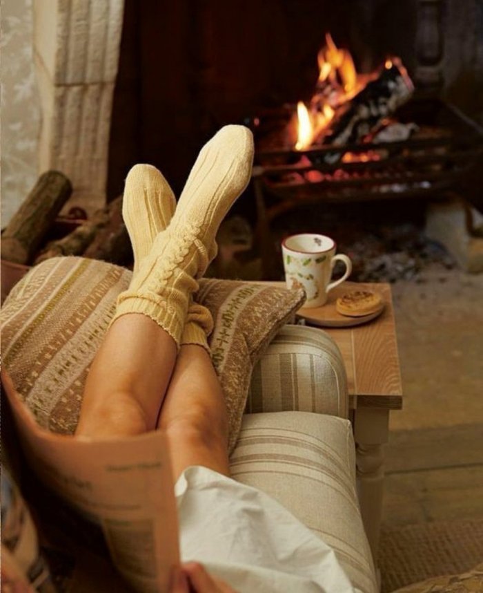 Вечер возле камина