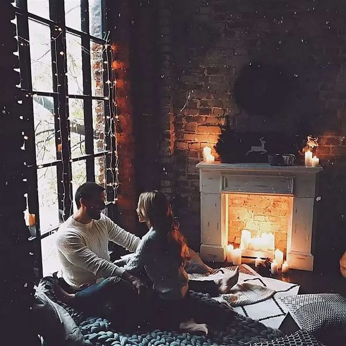 Двое у камина