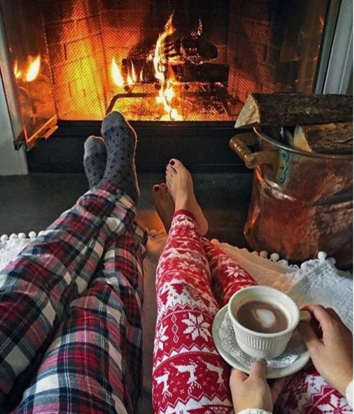 Вечер возле камина